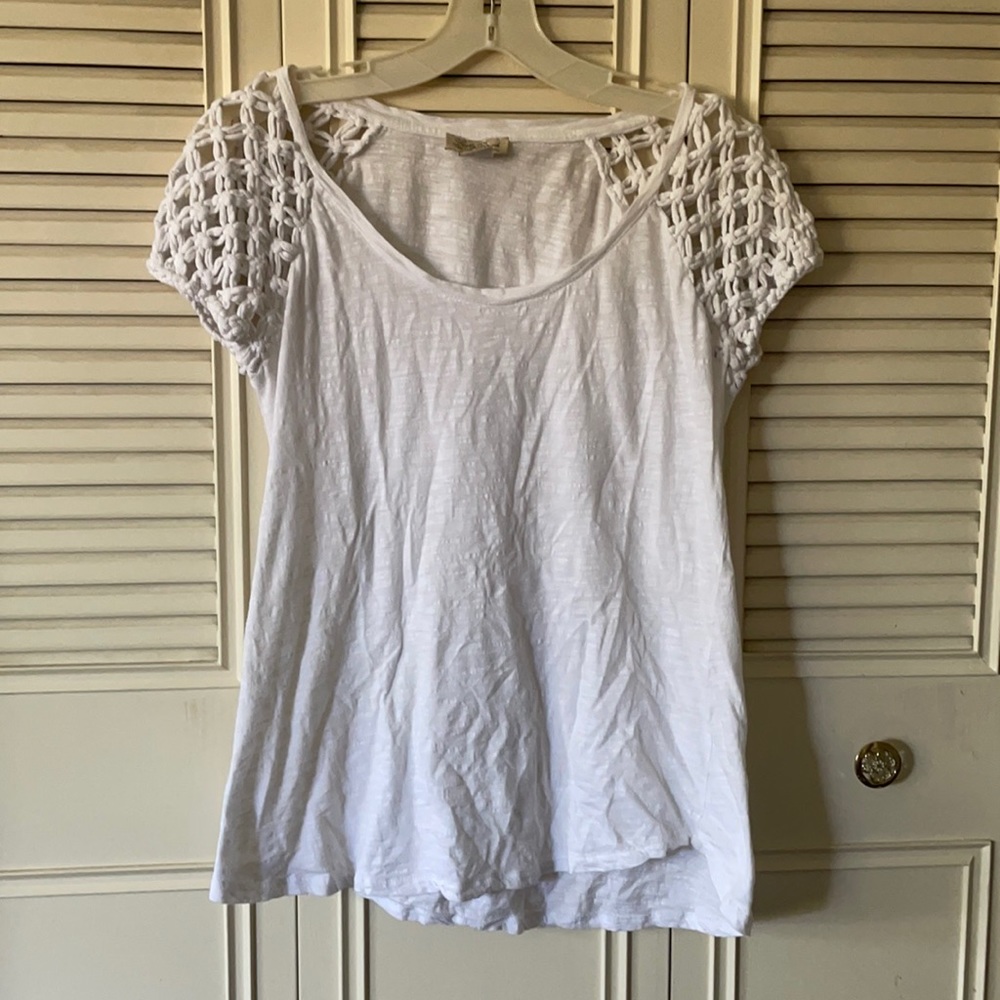 LUCKY BRAND WHITE TEE  W/CROCHET SLEEVES- SIZE S